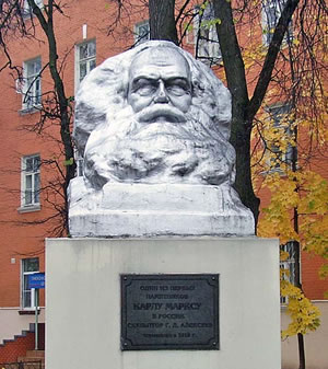 Первый в России памятник К.Марксу