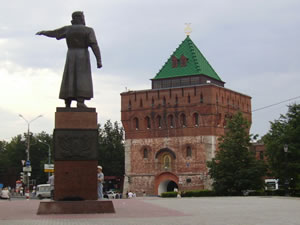 Памятник Кузьме Минину, Дмитриевская (главная) башня кремля