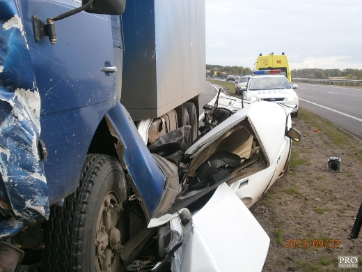 2013-09-28_truck-car-crash